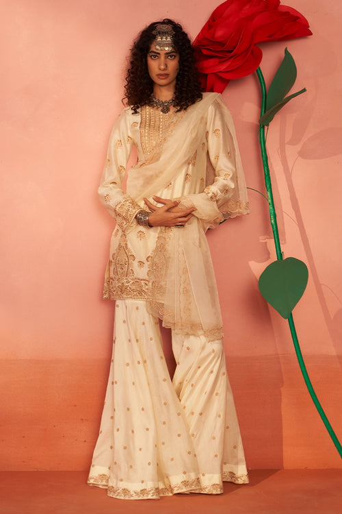 Chamakte Sitaare Cream Kurta Set