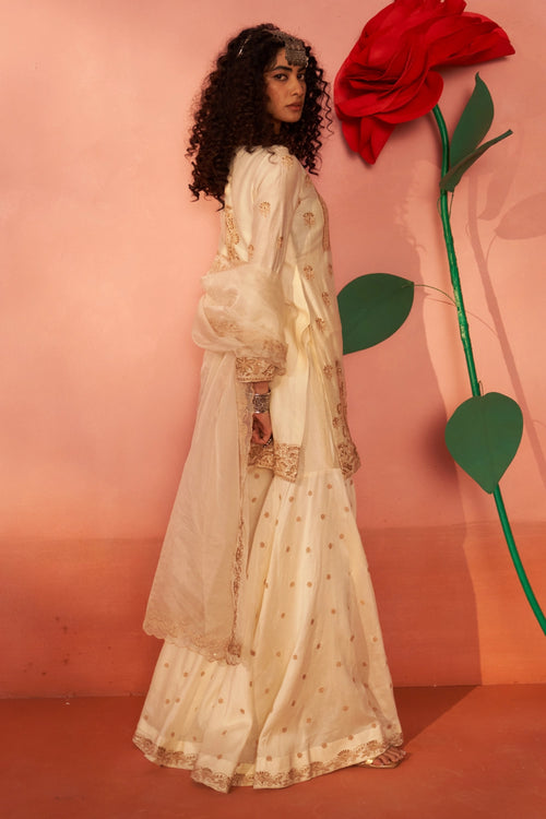 Chamakte Sitaare Cream Kurta Set