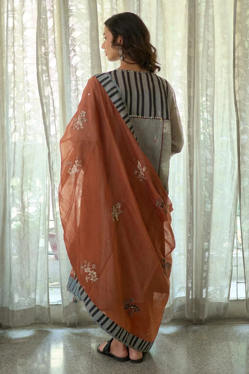 Saroj Kurta