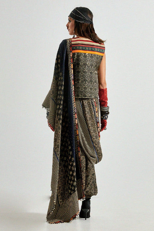 Akaar Zuri Gilet Set With Saree