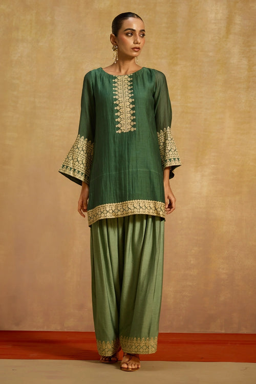 Aabroo Farshi Salwar Suit Set