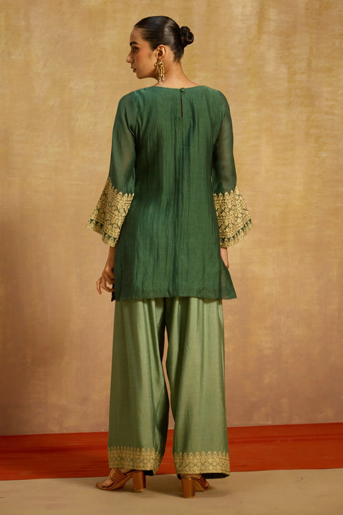 Aabroo Farshi Salwar Suit Set