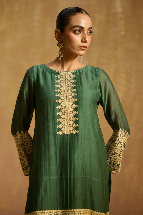 Aabroo Farshi Salwar Suit Set