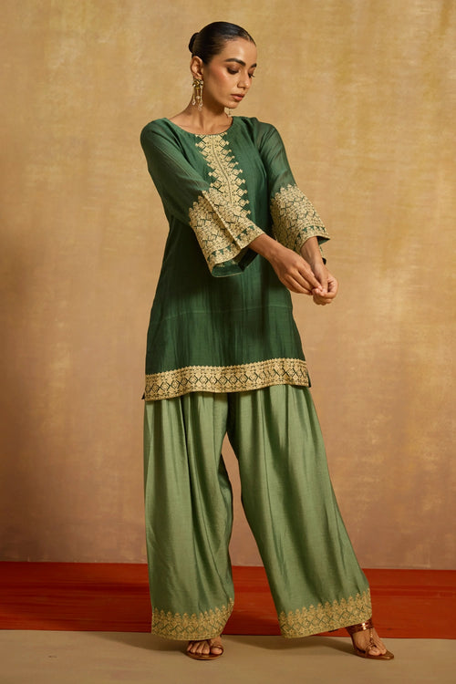 Aabroo Farshi Salwar Suit Set