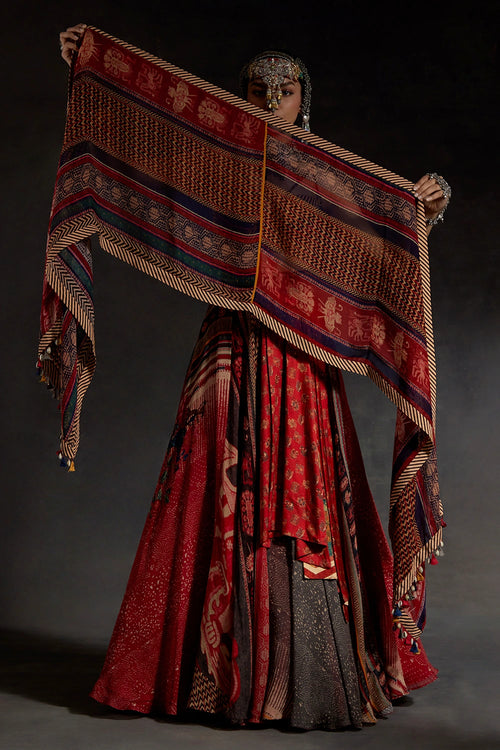 Akaar Kama Blouse Set With Dupatta