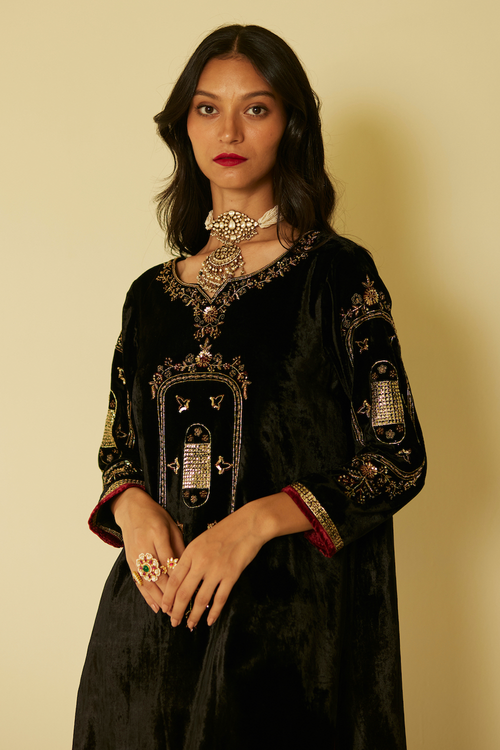 Black Dareecha Kurta Set