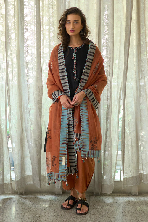 Sira Kurta and Anu Pant with Kora Dupatta