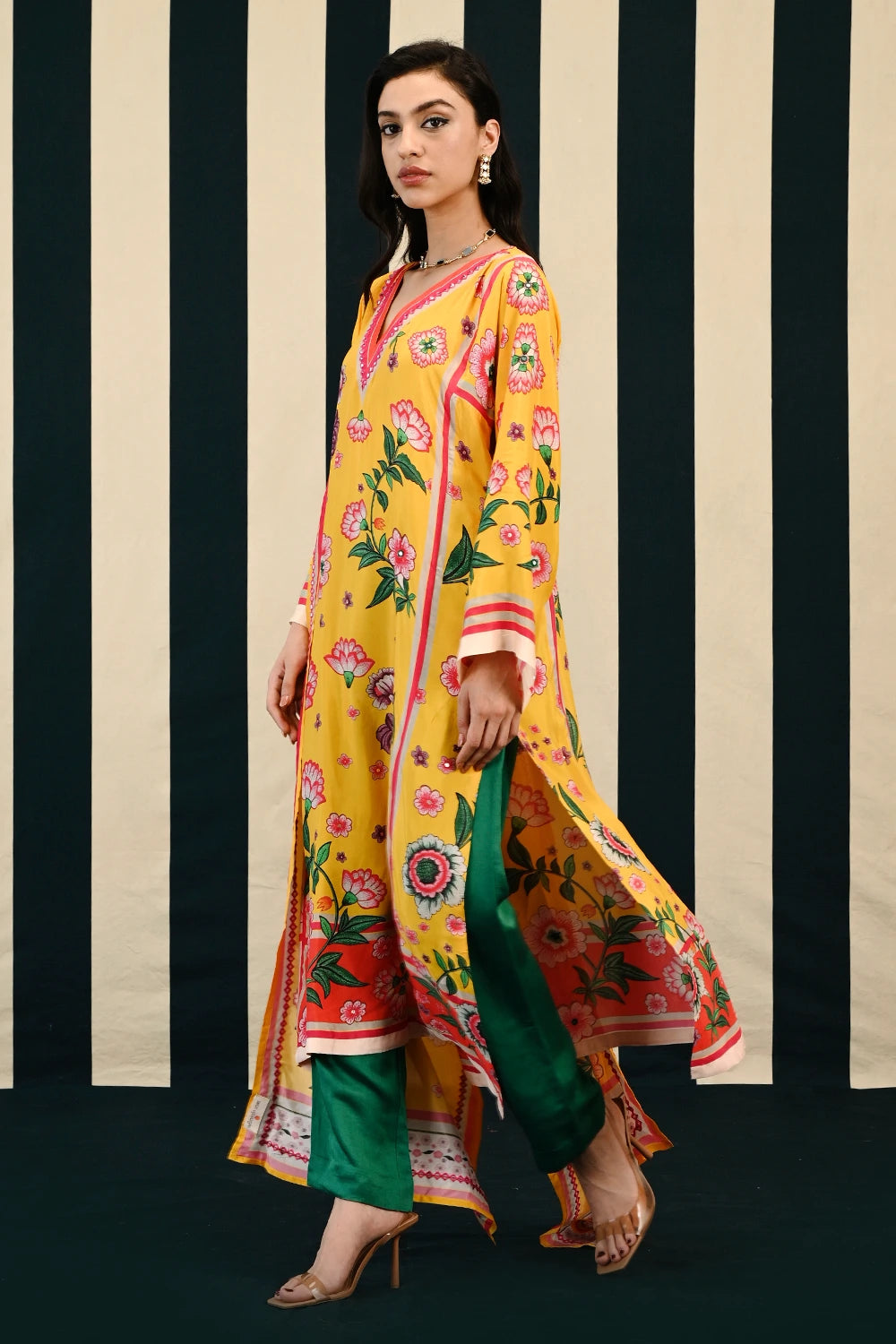 Gulmohar Jhumkikurta Set with Stole