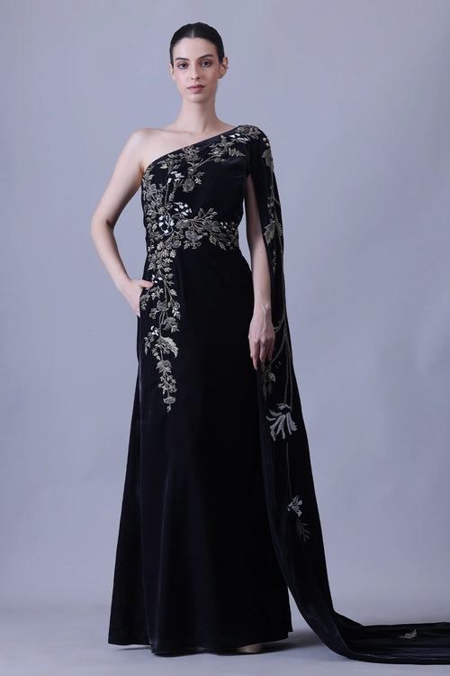 Elegant Black Gown Featuring A One-Shoulder Bodice