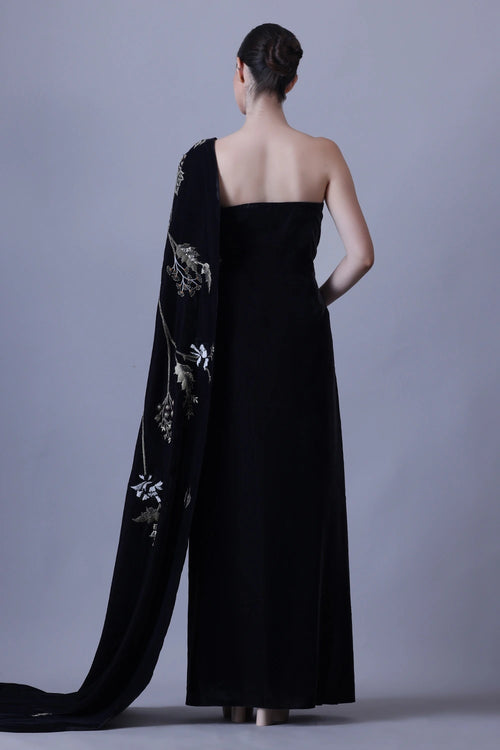 Elegant Black Gown Featuring A One-Shoulder Bodice