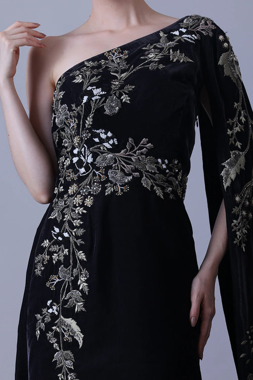 Elegant Black Gown Featuring A One-Shoulder Bodice