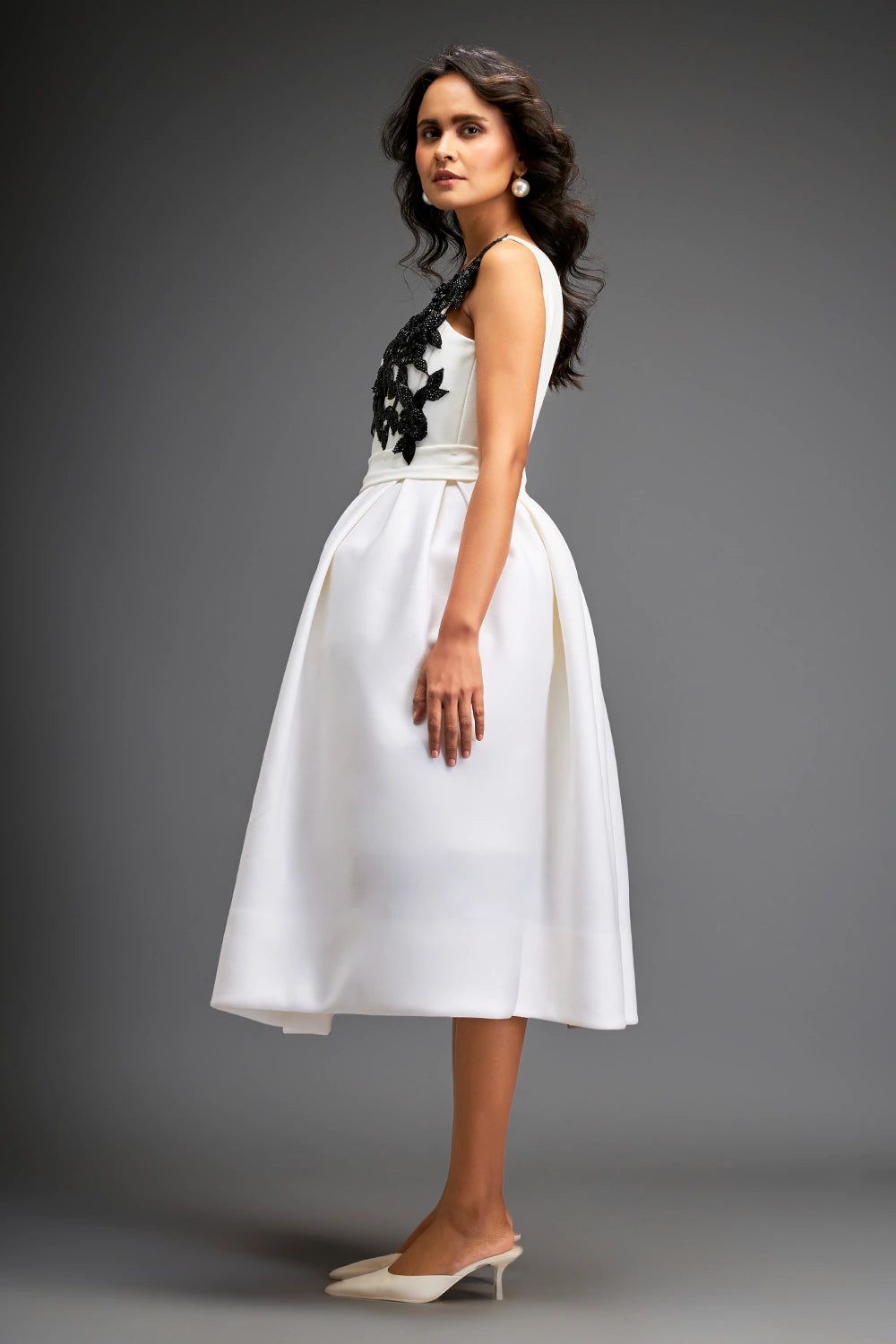 Elegant White Dress With Voluminous Skirt