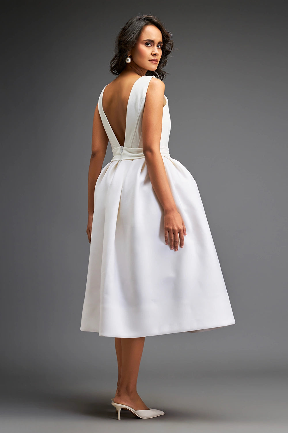 Elegant White Dress With Voluminous Skirt