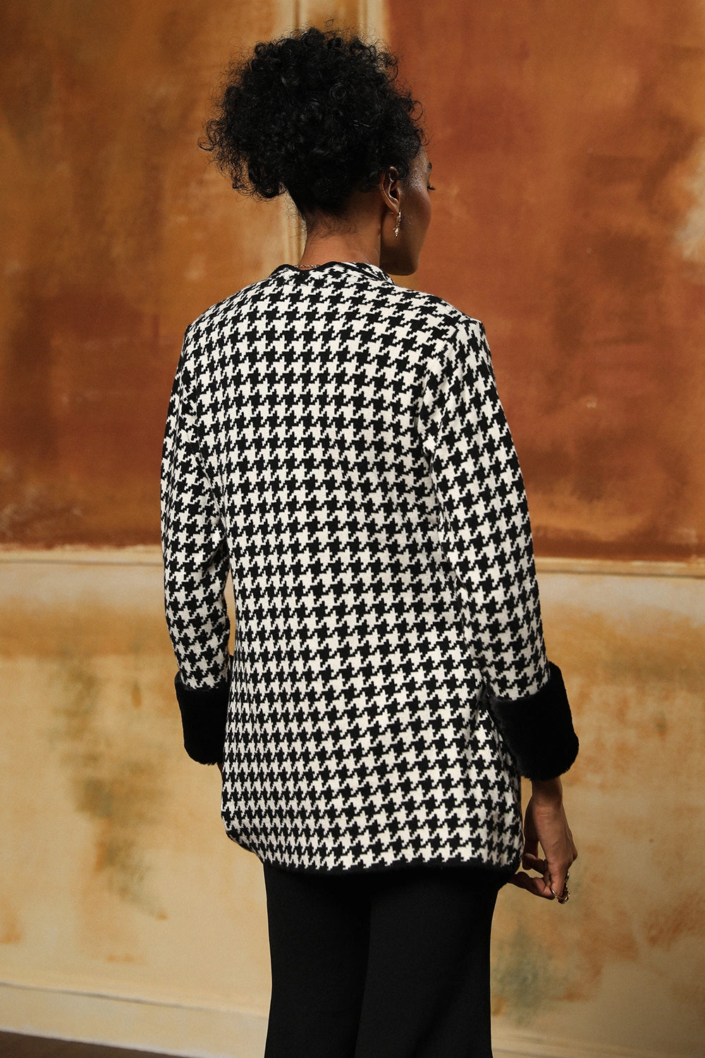 Monochrome Classic Houndstooth Knit Cape