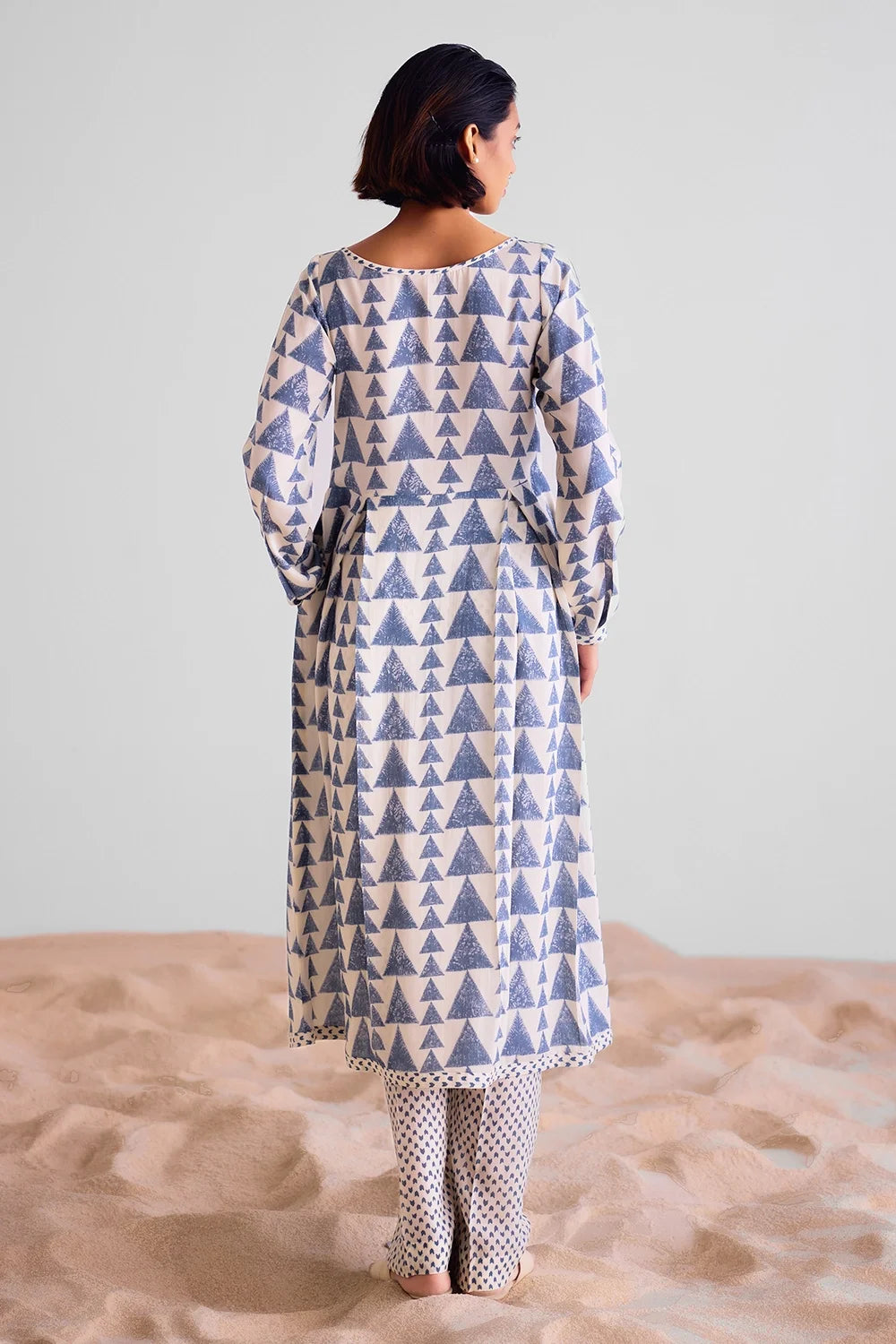 Off White Kurta Set With Scarf