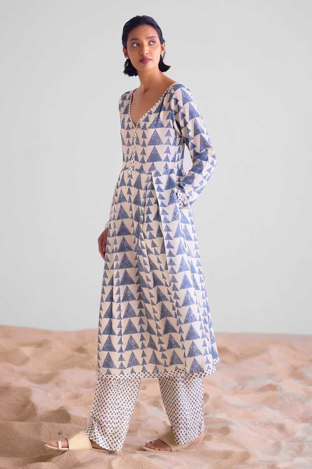 Off White Kurta Set With Scarf