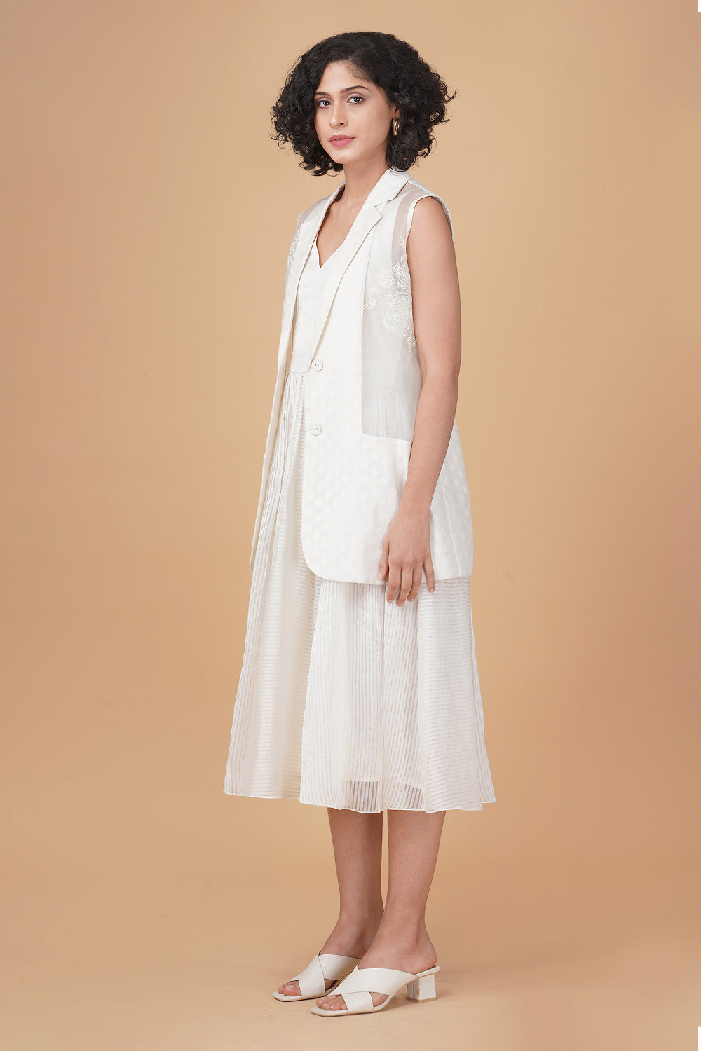 Bara Embroidered Ivory Sleeveless Jacket and Dress