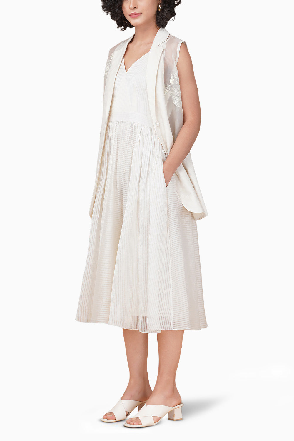 Bara Embroidered Ivory Sleeveless Jacket and Dress