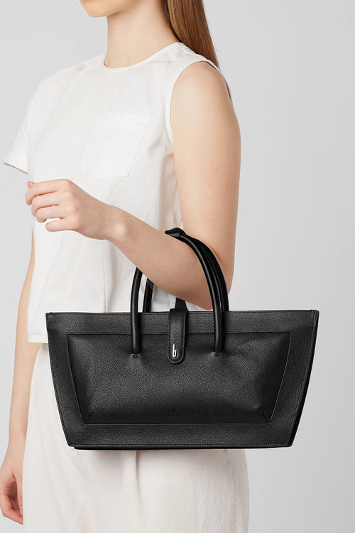 Frida Pebble Black Baguette Bag