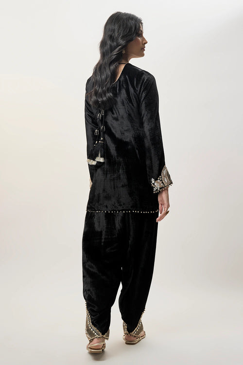 Ziba Black Velvet Embroidered Kurta With Farshi Salwar And
Mukaish Silkmul Dupatta