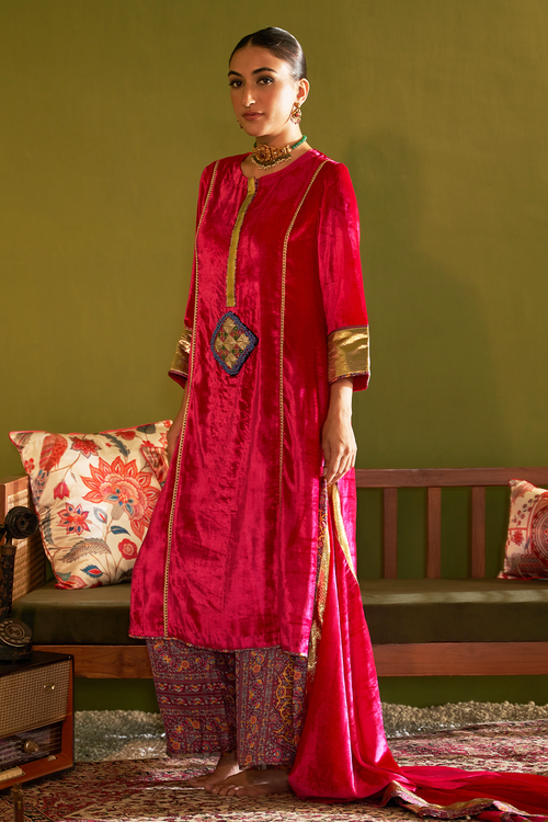 Ruhani Gulaab Velvet Phiran Set
