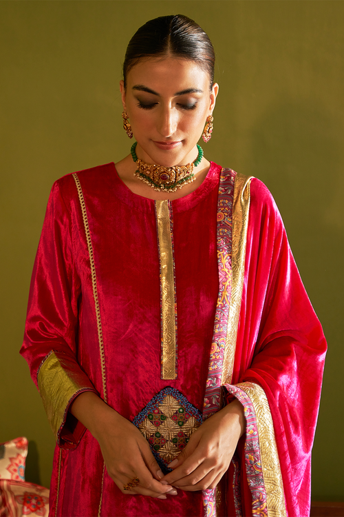 Ruhani Gulaab Velvet Phiran Set