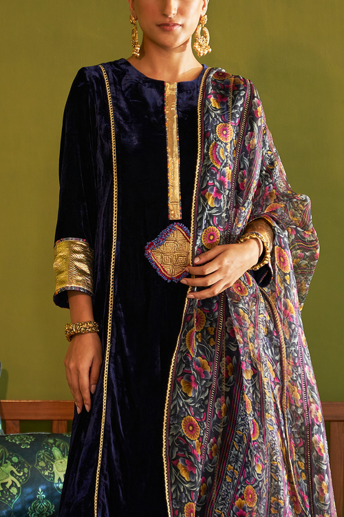 Ruhani Neel Phiran Set