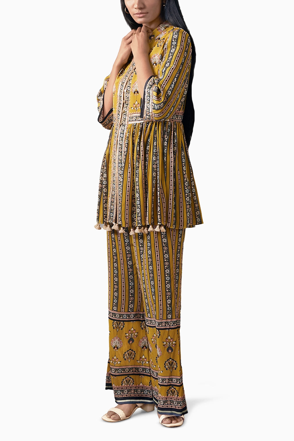 Sarouk Embroidered Kurta Set