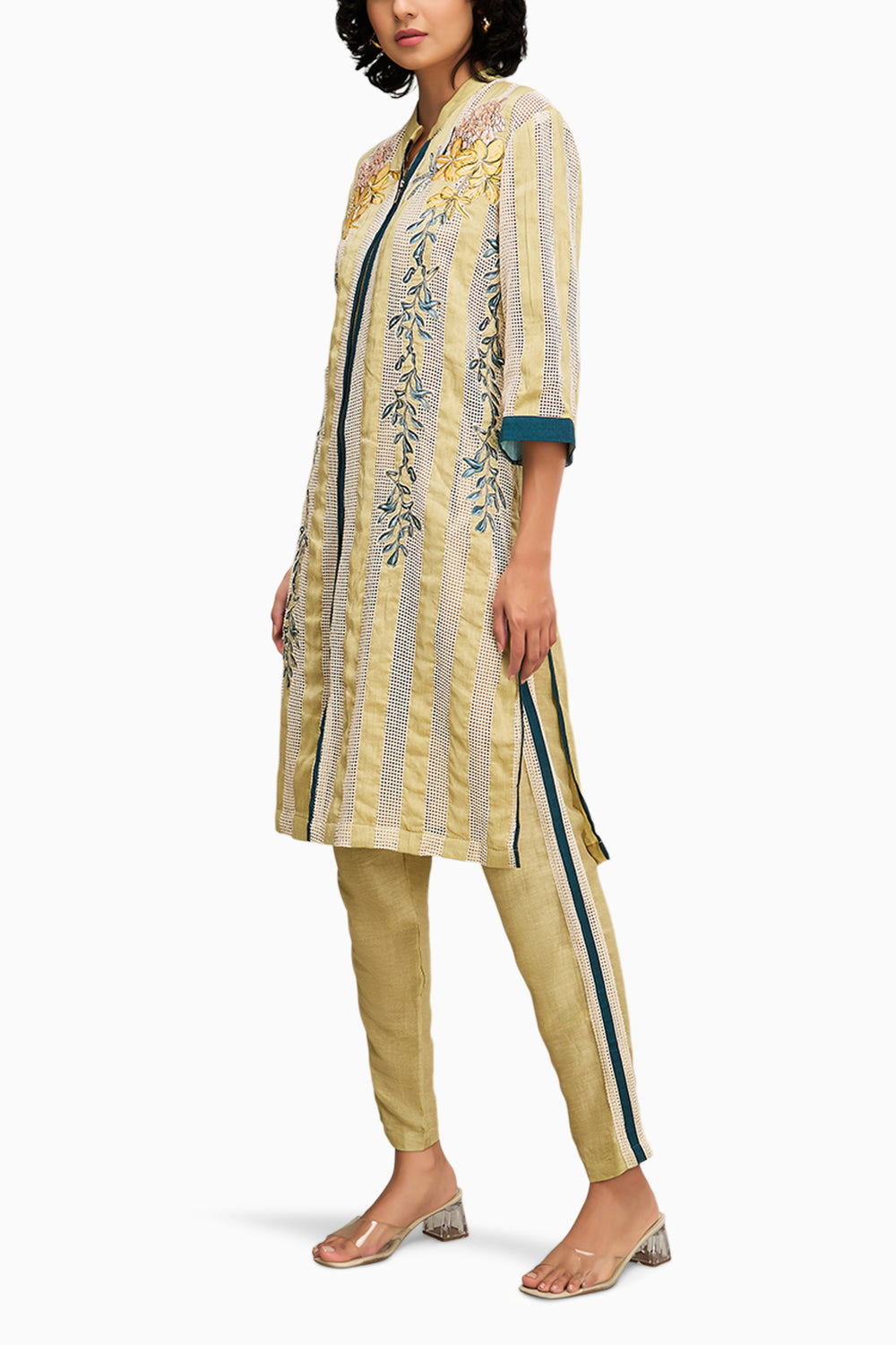 Off white Zinnia Applique Kurta Set