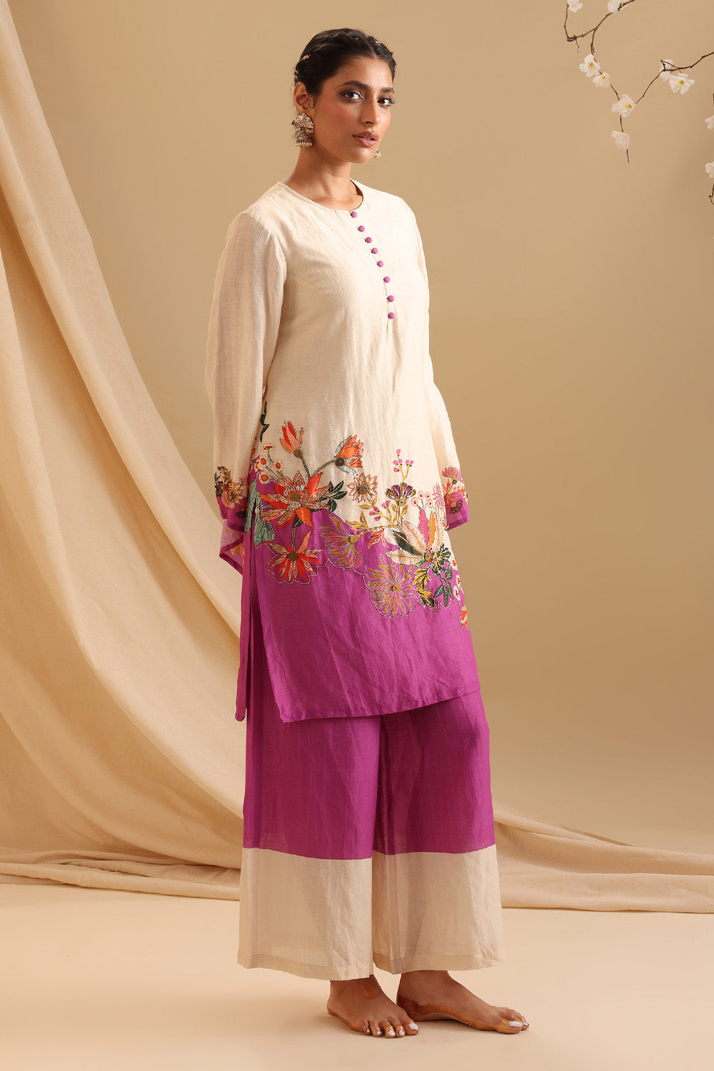 Aarani Embroidered Off White Kurta Set