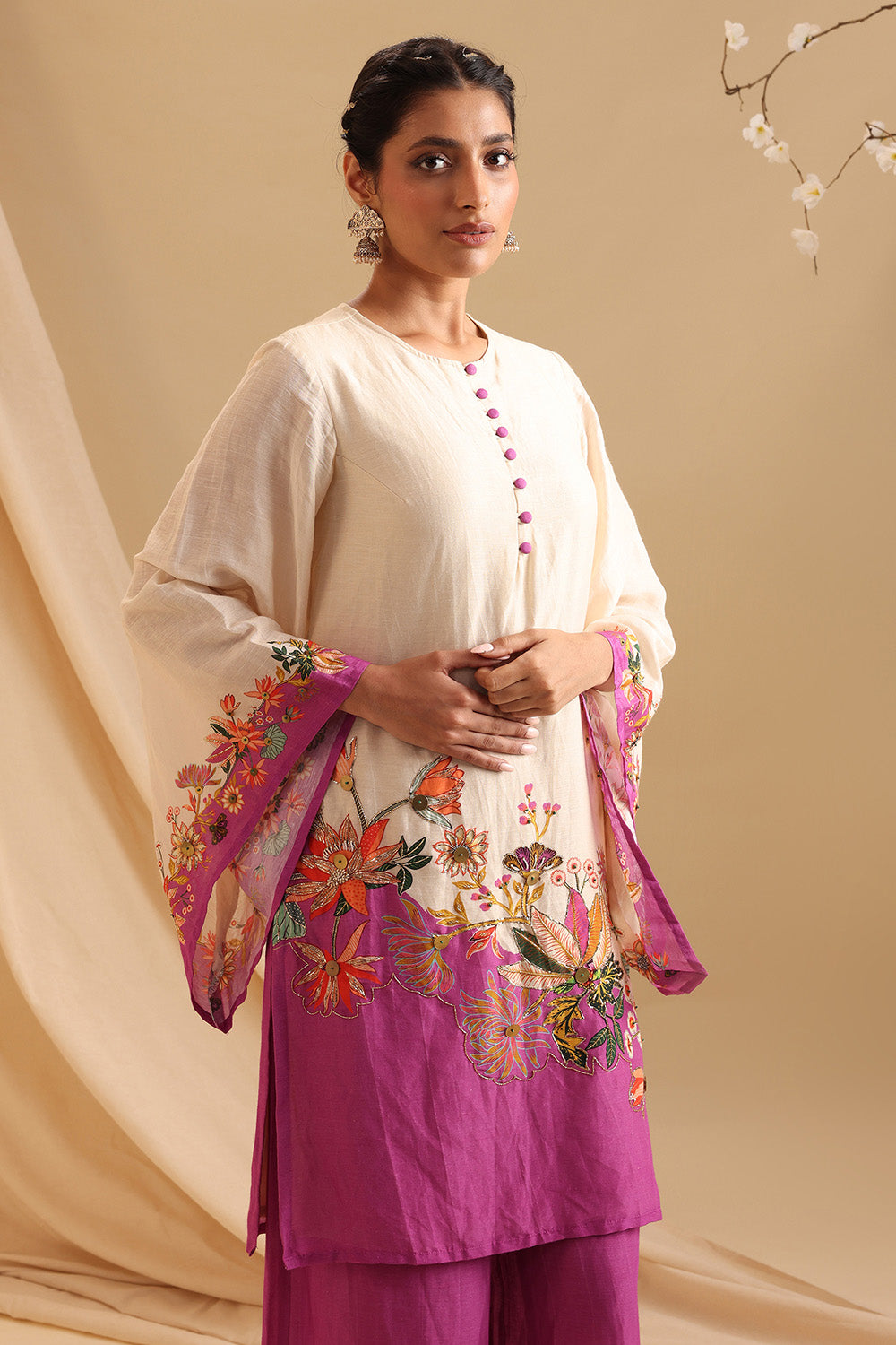 Aarani Embroidered Off White Kurta Set