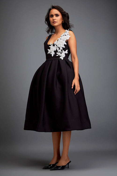 Elegant Black Dress Voluminous Skirt
