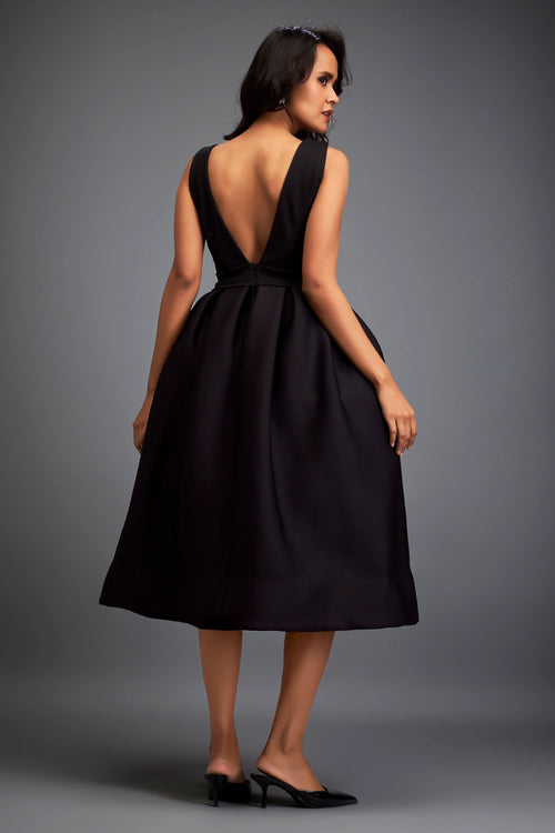 Elegant Black Dress Voluminous Skirt