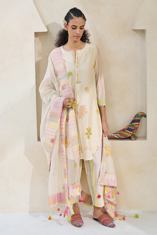 Oyster White Jinger Kurta With Jesey Pants And Echo Dupatta