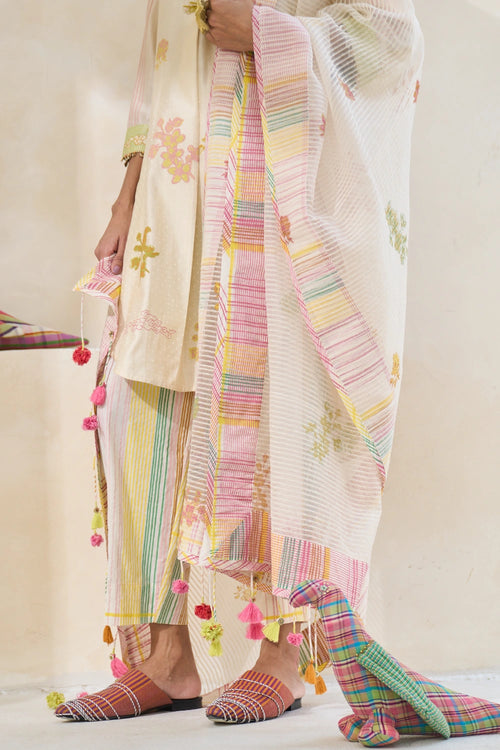 Oyster White Jinger Kurta With Jesey Pants And Echo Dupatta